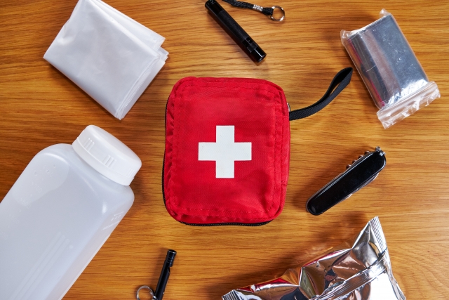 子どもとのお出かけに便利なファーストエイドキットの中身